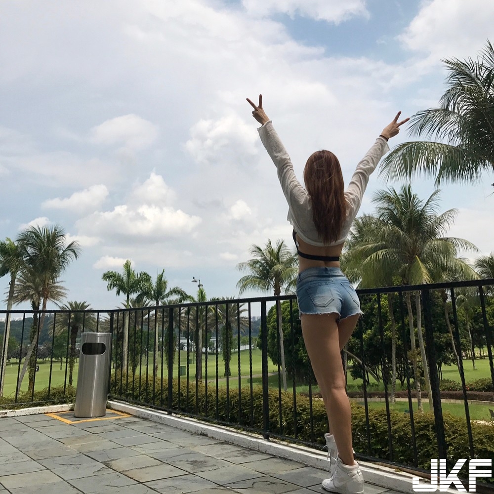 乳量集中！正妹胸前「粉嫩露出」讓人雙眼聚焦，「好深一條」看不見底⋯