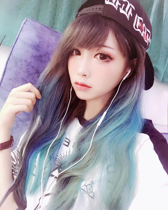 反差萌！美乳Coser身材「狠腰瘦」…退去超脫裝扮竟是「女友系正妹」
