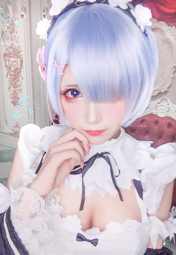 反差萌！美乳Coser身材「狠腰瘦」…退去超脫裝扮竟是「女友系正妹」