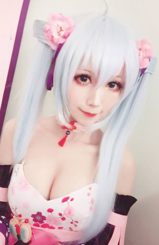 反差萌！美乳Coser身材「狠腰瘦」…退去超脫裝扮竟是「女友系正妹」