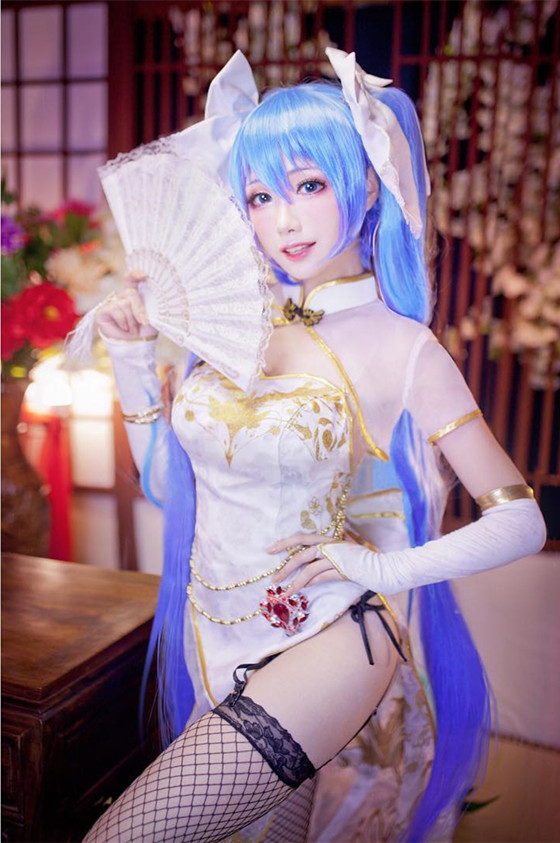 反差萌！美乳Coser身材「狠腰瘦」…退去超脫裝扮竟是「女友系正妹」