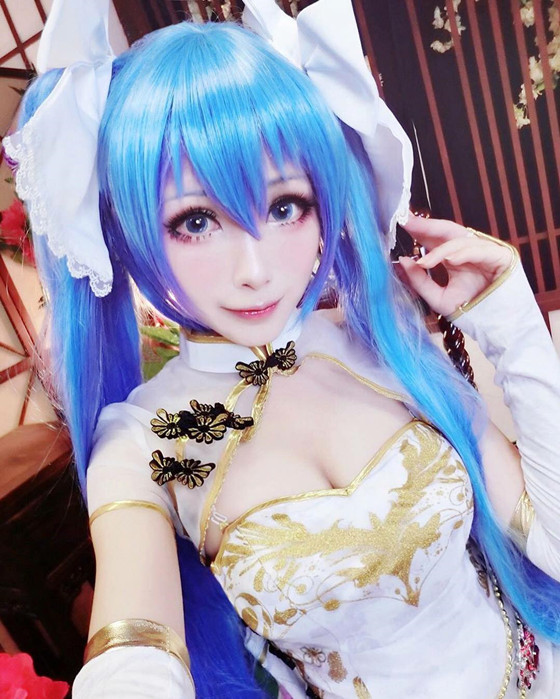 反差萌！美乳Coser身材「狠腰瘦」…退去超脫裝扮竟是「女友系正妹」