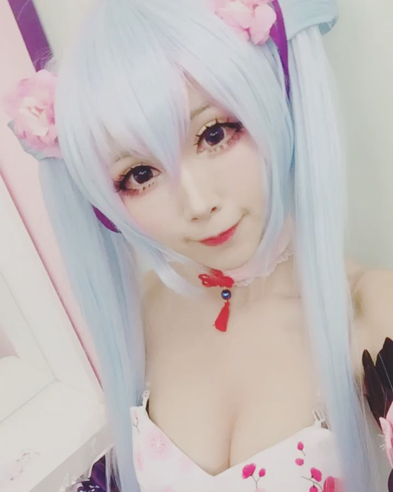反差萌！美乳Coser身材「狠腰瘦」…退去超脫裝扮竟是「女友系正妹」