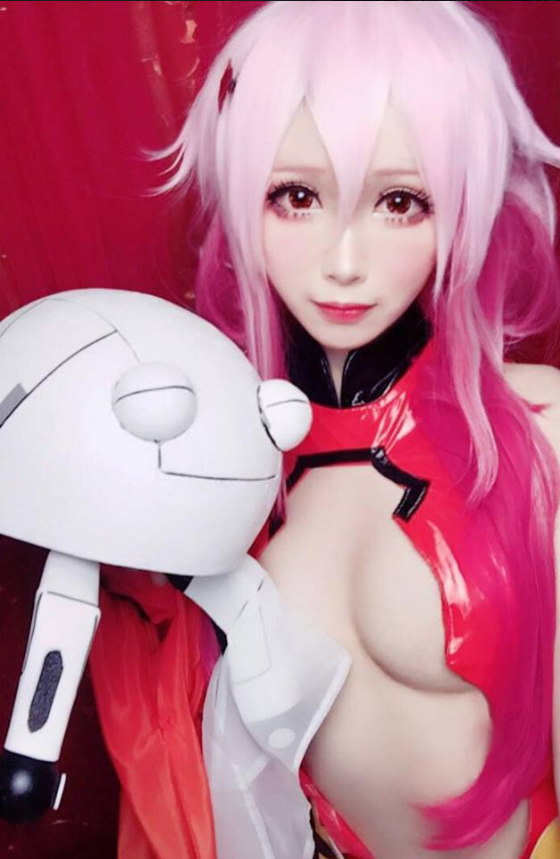 反差萌！美乳Coser身材「狠腰瘦」…退去超脫裝扮竟是「女友系正妹」