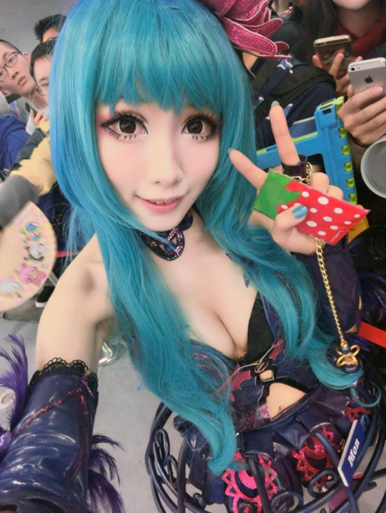 反差萌！美乳Coser身材「狠腰瘦」…退去超脫裝扮竟是「女友系正妹」