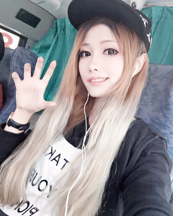 反差萌！美乳Coser身材「狠腰瘦」…退去超脫裝扮竟是「女友系正妹」
