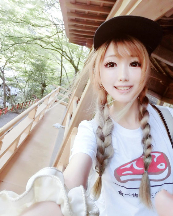 反差萌！美乳Coser身材「狠腰瘦」…退去超脫裝扮竟是「女友系正妹」