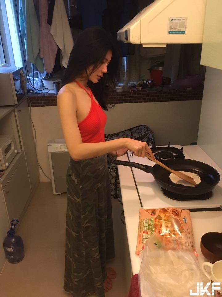 貼身小可愛煎餅好惹火！美乳形狀全露出！正妹害羞承認：「討厭穿內衣」&#8230;