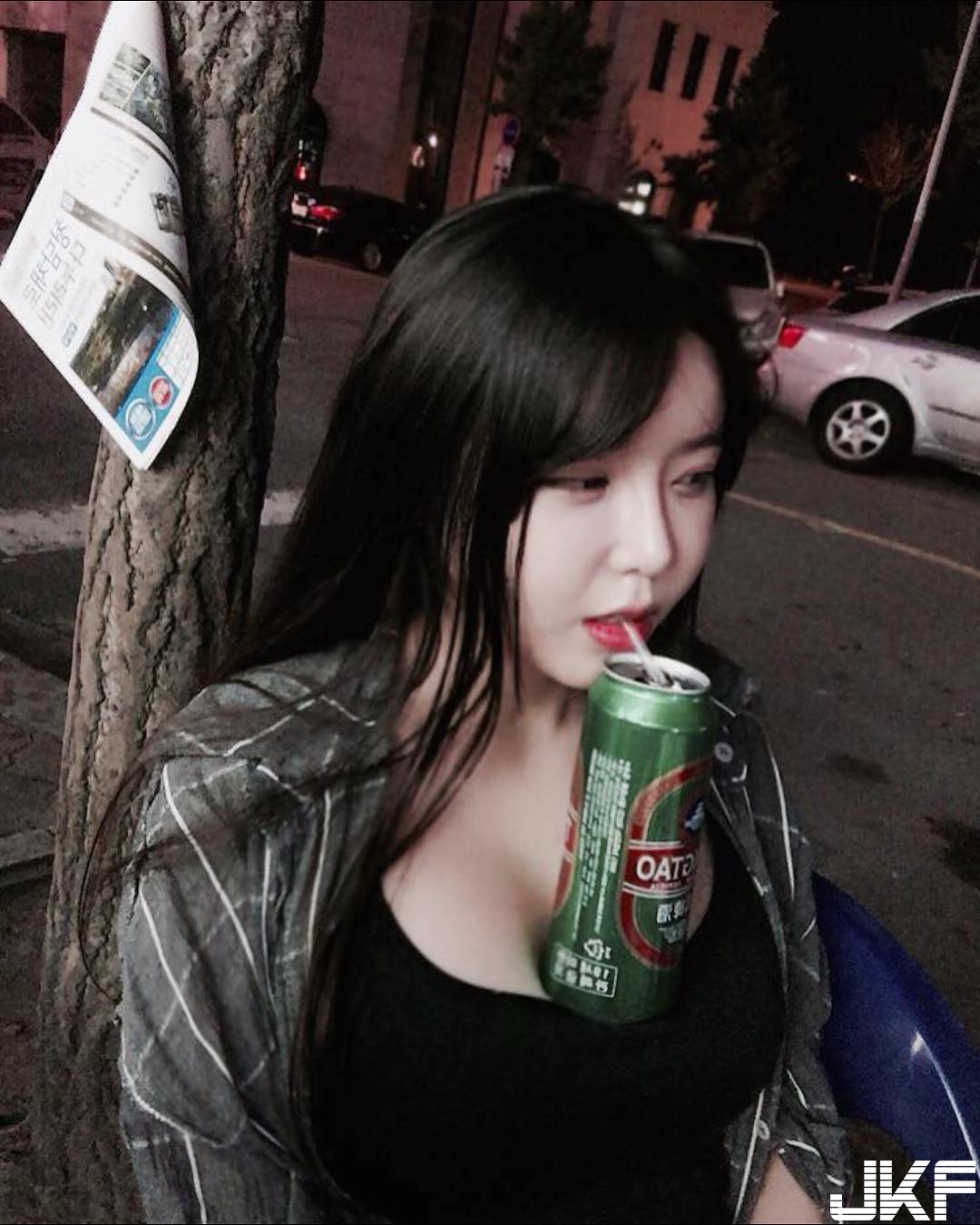 高招！正妹凶狠「美乳」夾飲料，IG更狂「全裸躺床」自拍畫面滿到塞不下