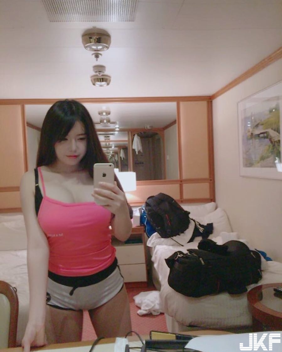 高招！正妹凶狠「美乳」夾飲料，IG更狂「全裸躺床」自拍畫面滿到塞不下