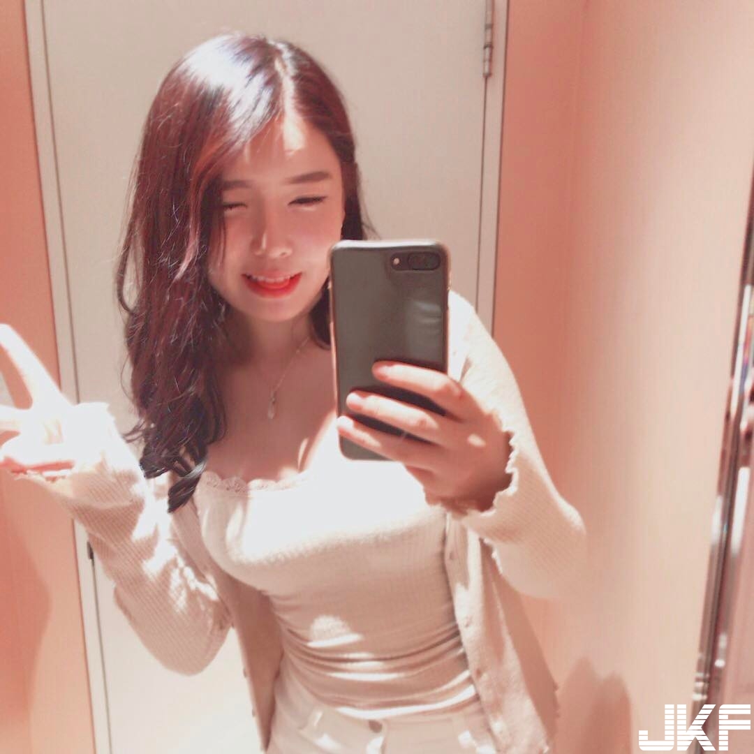高招！正妹凶狠「美乳」夾飲料，IG更狂「全裸躺床」自拍畫面滿到塞不下
