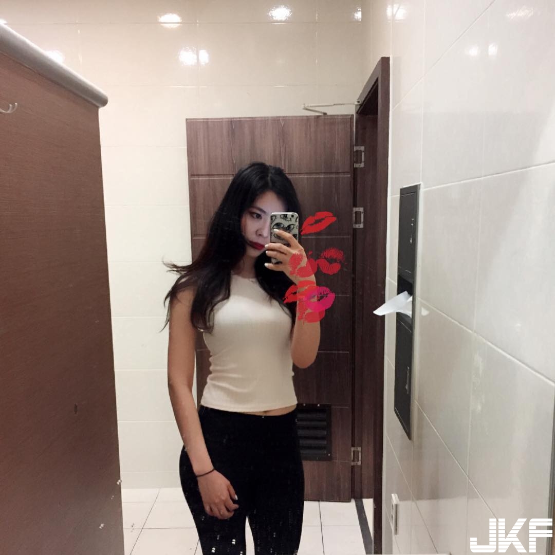 有畫面！姐姐不愛穿褲大露「逆天美腿」， 姿勢太犯規讓人止不住邪惡想法