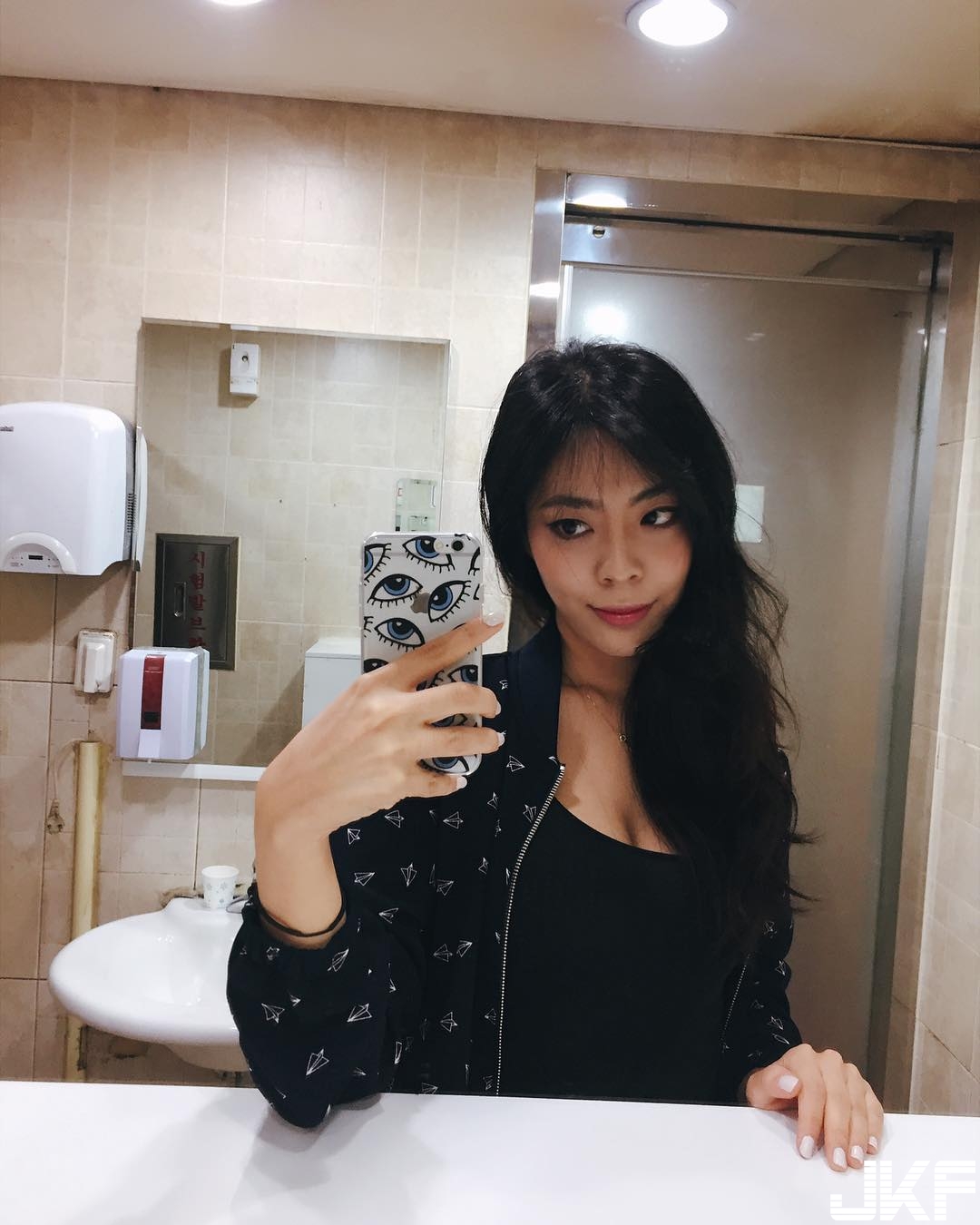 有畫面！姐姐不愛穿褲大露「逆天美腿」， 姿勢太犯規讓人止不住邪惡想法