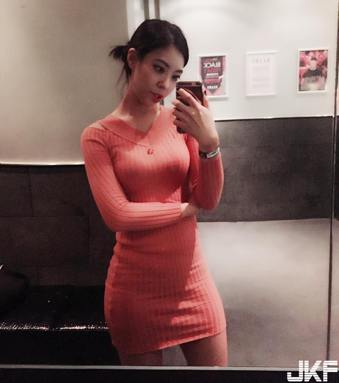有畫面！姐姐不愛穿褲大露「逆天美腿」， 姿勢太犯規讓人止不住邪惡想法