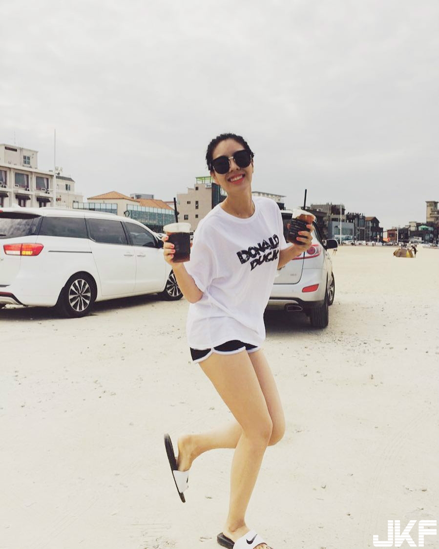 有畫面！姐姐不愛穿褲大露「逆天美腿」， 姿勢太犯規讓人止不住邪惡想法