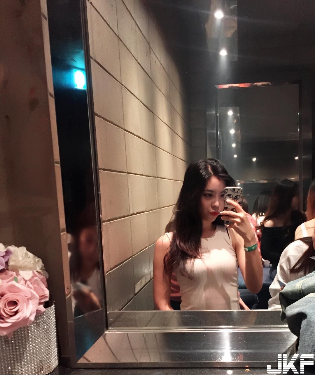 有畫面！姐姐不愛穿褲大露「逆天美腿」， 姿勢太犯規讓人止不住邪惡想法