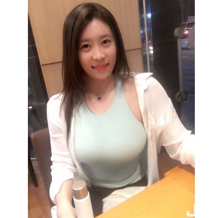 巨乳姊姊「不科學腫脹」太兇猛！衣服被「大份量肉彈」撐到變形&#8230;