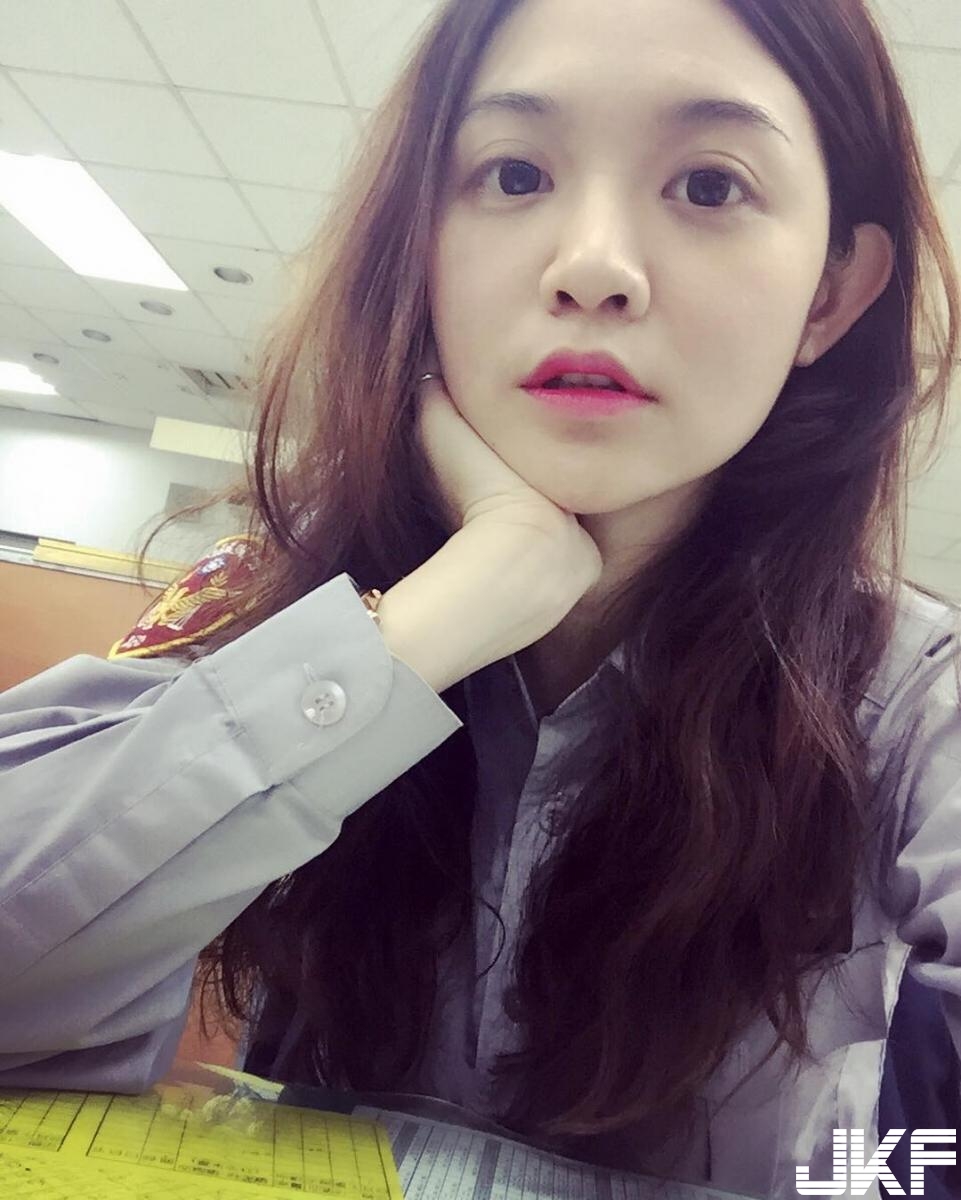 台南最正女警「桃桃」上胸大到把警察制服撐爆，超萌大眼還有深邃事業線：好想被盤查&#8230;