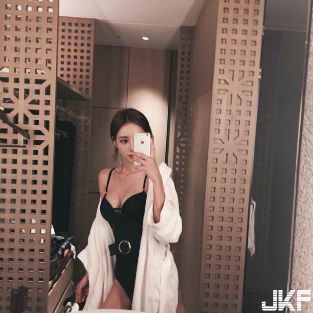 好直接！正妹自曝：「太濕，受不了」！下一秒「脫衣暗示」讓網忍不住暴動