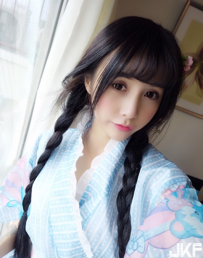 甜美LOL主播「中路大開」，渾圓F奶快要蹦出來，果然「有容奶大」啊！