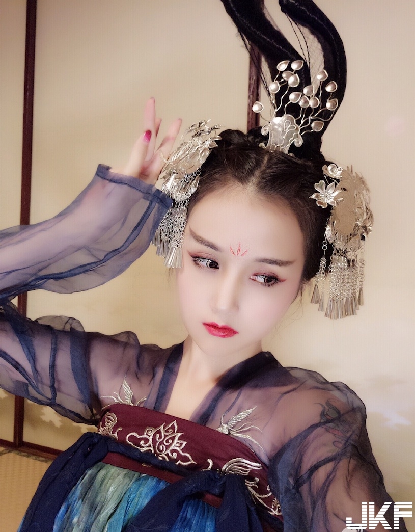 甜美LOL主播「中路大開」，渾圓F奶快要蹦出來，果然「有容奶大」啊！
