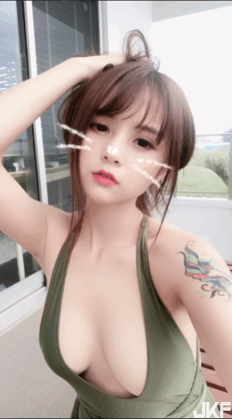 甜美LOL主播「中路大開」，渾圓F奶快要蹦出來，果然「有容奶大」啊！