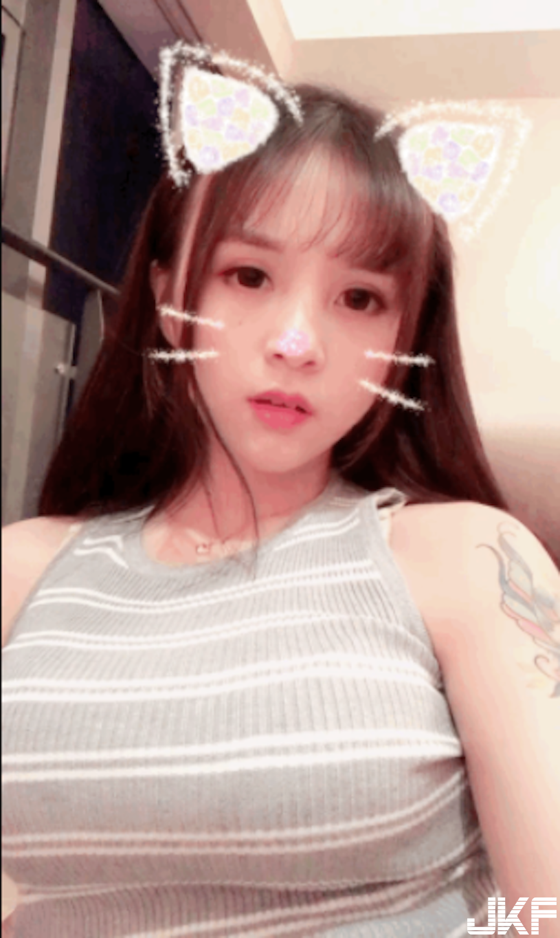 甜美LOL主播「中路大開」，渾圓F奶快要蹦出來，果然「有容奶大」啊！