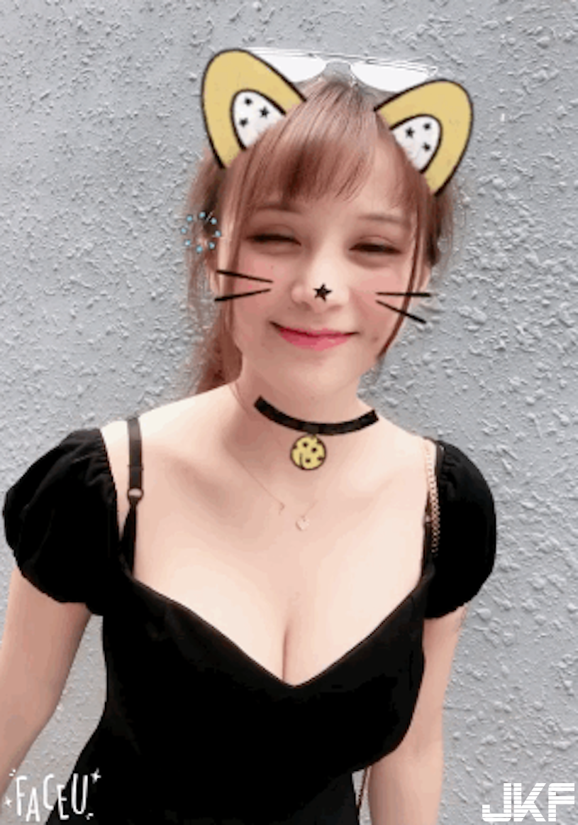 甜美LOL主播「中路大開」，渾圓F奶快要蹦出來，果然「有容奶大」啊！