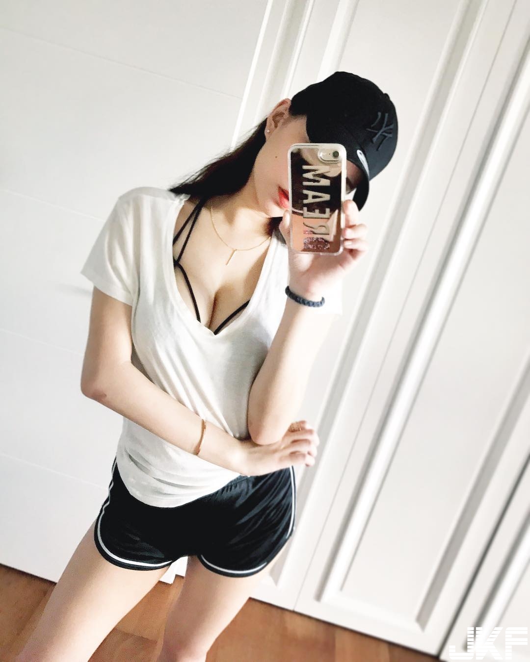 快溢出來！可口奶香「爆奶女孩」身材超級殺！「飽滿罩杯」讓人忍不住了…
