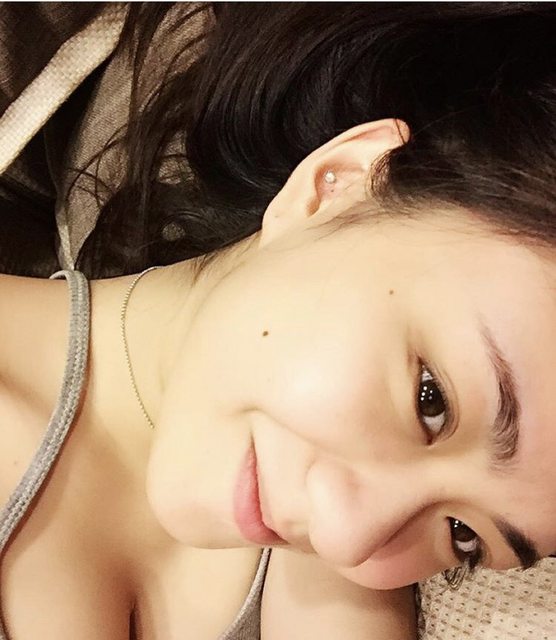 快溢出來！可口奶香「爆奶女孩」身材超級殺！「飽滿罩杯」讓人忍不住了…