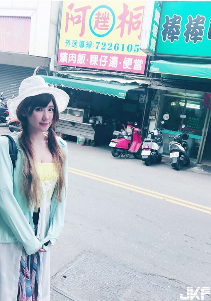 OMG～臉書驚見「銷魂照」…表情生動引人遐想　網友：下半身怎麼了嗎？！