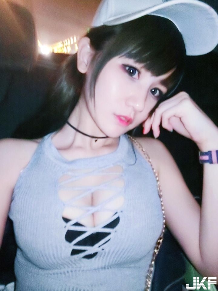 OMG～臉書驚見「銷魂照」…表情生動引人遐想　網友：下半身怎麼了嗎？！