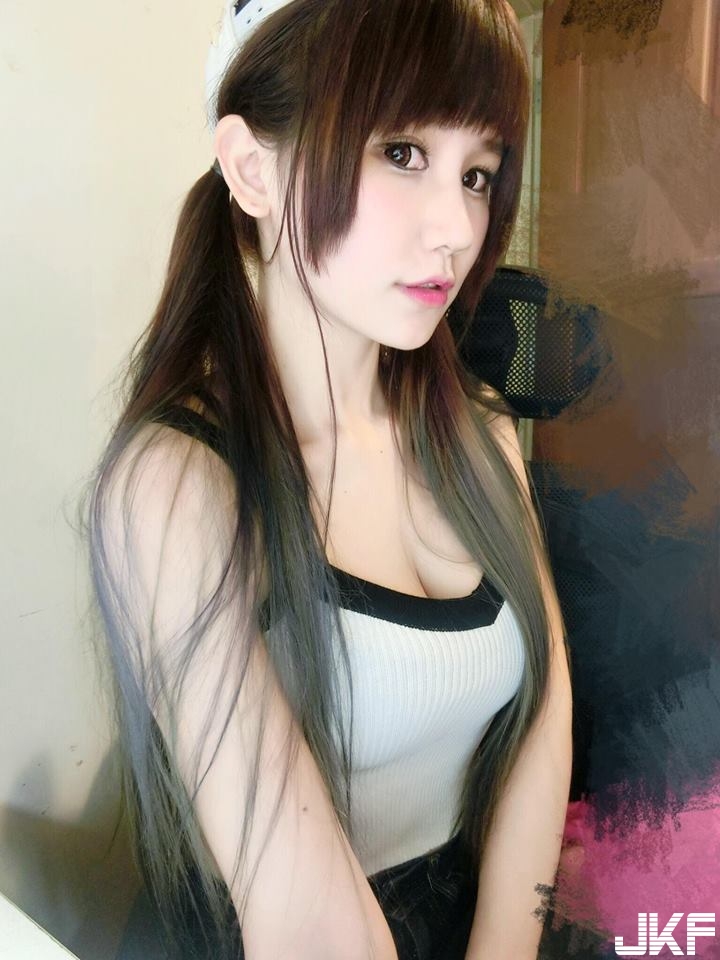 OMG～臉書驚見「銷魂照」…表情生動引人遐想　網友：下半身怎麼了嗎？！