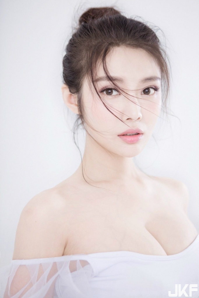 還是大嫂身材好！「巨乳翹臀」S 級身段毫不吝嗇展示給小叔們看&#8230;