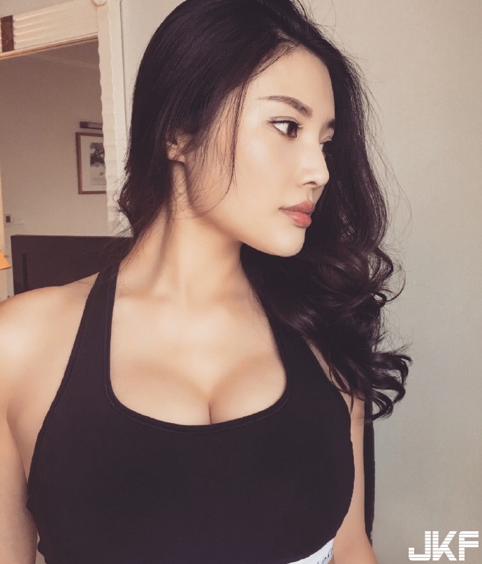 還是大嫂身材好！「巨乳翹臀」S 級身段毫不吝嗇展示給小叔們看&#8230;