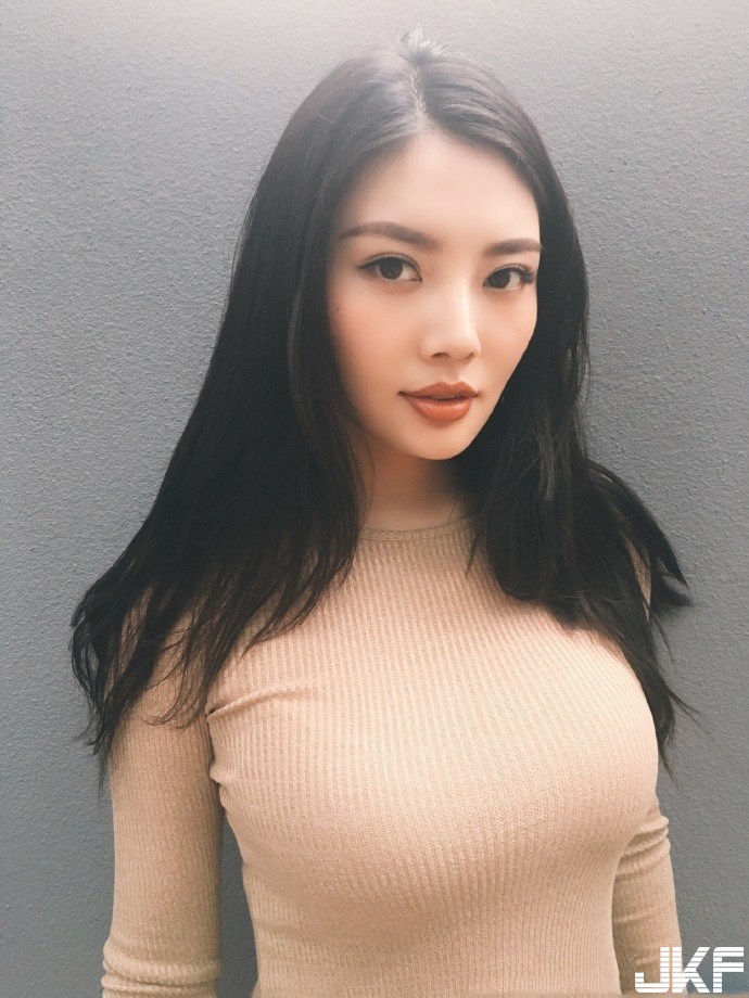 還是大嫂身材好！「巨乳翹臀」S 級身段毫不吝嗇展示給小叔們看&#8230;