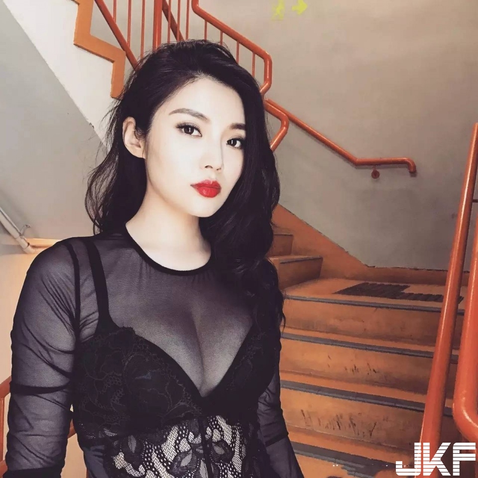 還是大嫂身材好！「巨乳翹臀」S 級身段毫不吝嗇展示給小叔們看&#8230;