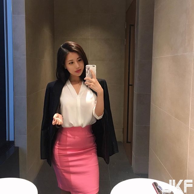 公司女同事「緊到爆」的OL襯衫，胸前太緊繃，鈕扣表示難受！好想幫妳解開釦子&#8230;.