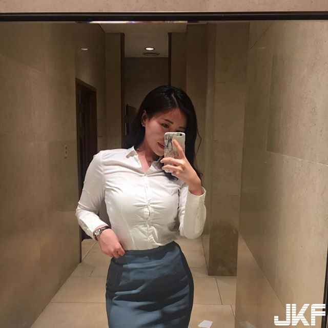 公司女同事「緊到爆」的OL襯衫，胸前太緊繃，鈕扣表示難受！好想幫妳解開釦子&#8230;.