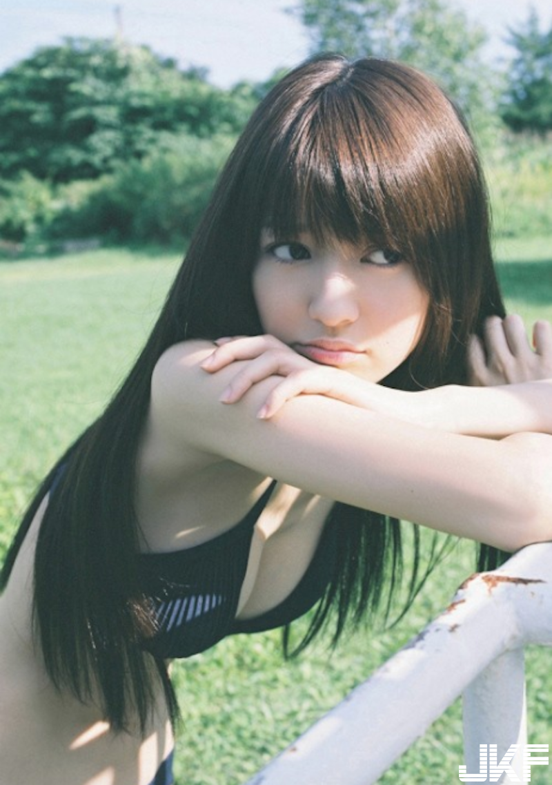 「汽車奶妹」公然脫衣超挑逗！比基尼下的「渾圓水滴乳」看了真的好害羞&#8230;