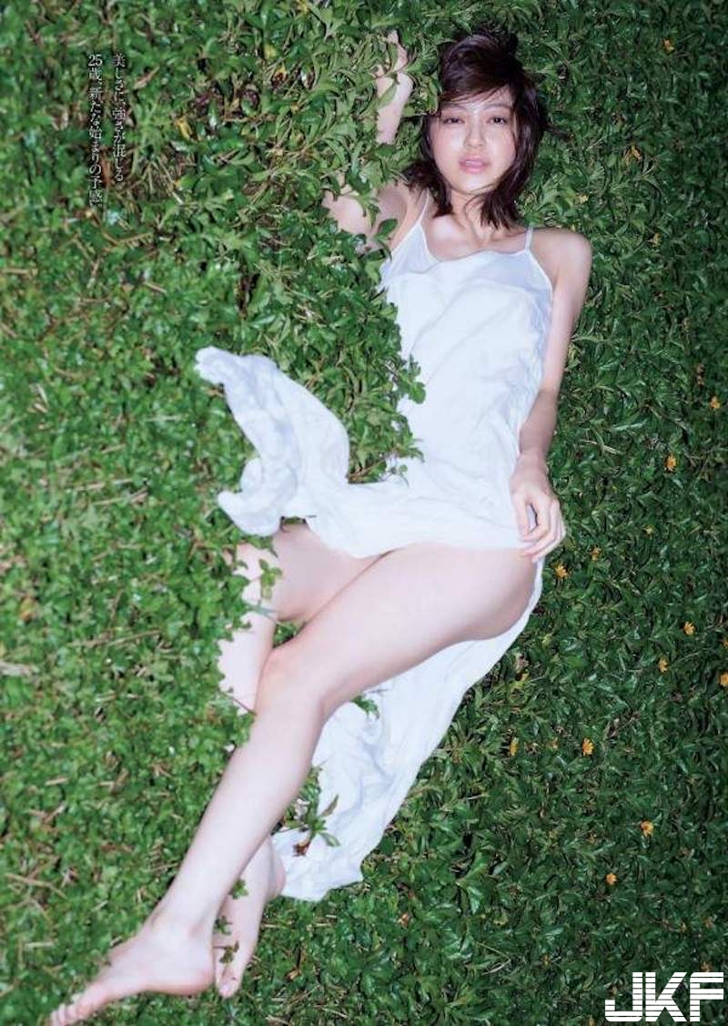 「汽車奶妹」公然脫衣超挑逗！比基尼下的「渾圓水滴乳」看了真的好害羞&#8230;