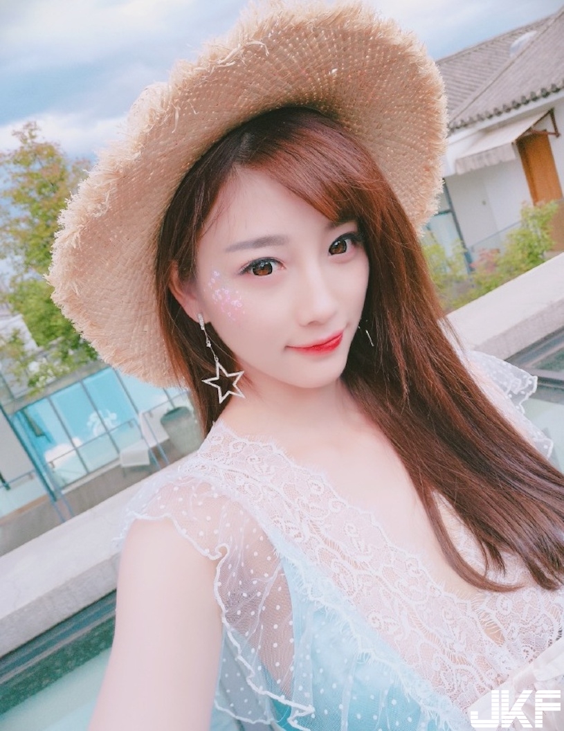 女主播「大尺度私密照」曝光！　透明薄紗讓G奶「完整透視」，看了超想撲倒她！