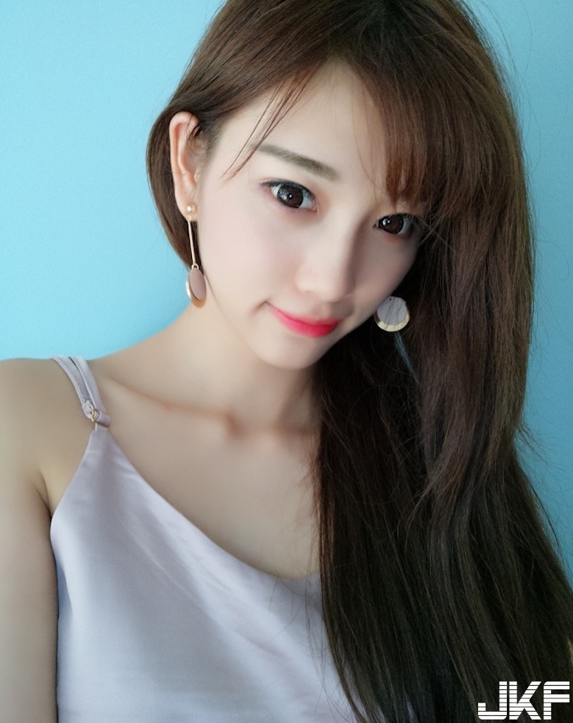 女主播「大尺度私密照」曝光！　透明薄紗讓G奶「完整透視」，看了超想撲倒她！
