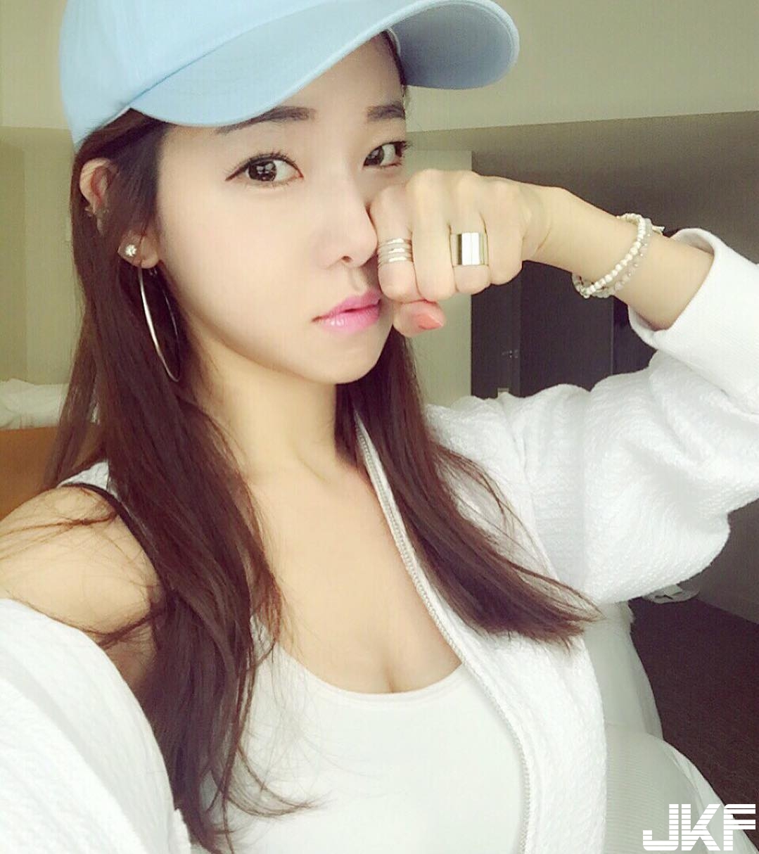 「長腿空姐」脫下制服更犯規！化身店員親手打奶泡&#8230;.讓人喝下滿口綿密好陶醉