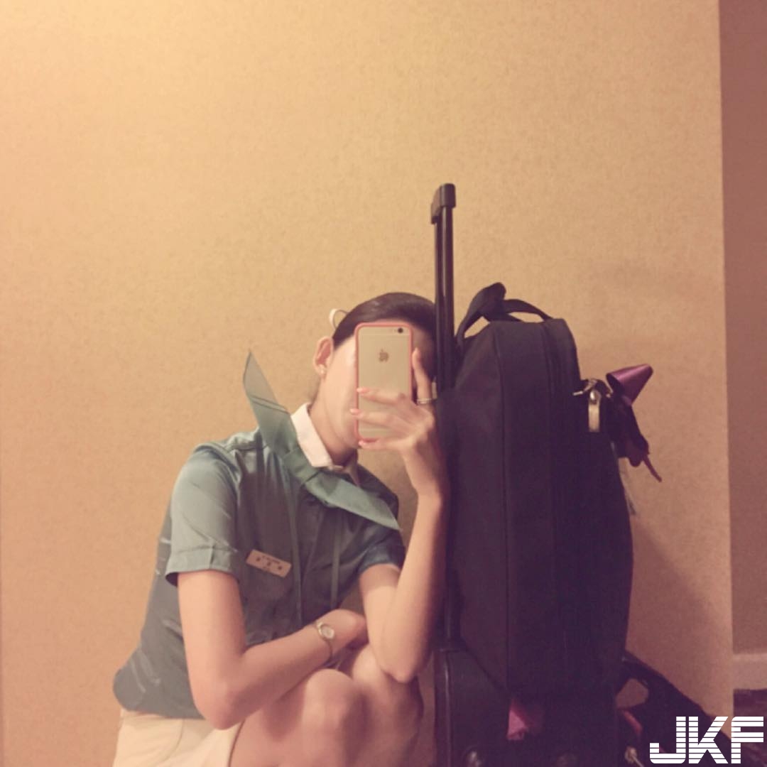 「長腿空姐」脫下制服更犯規！化身店員親手打奶泡&#8230;.讓人喝下滿口綿密好陶醉