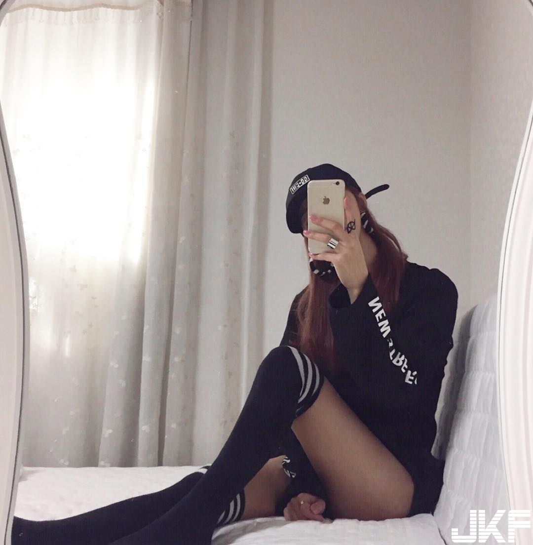 「長腿空姐」脫下制服更犯規！化身店員親手打奶泡&#8230;.讓人喝下滿口綿密好陶醉