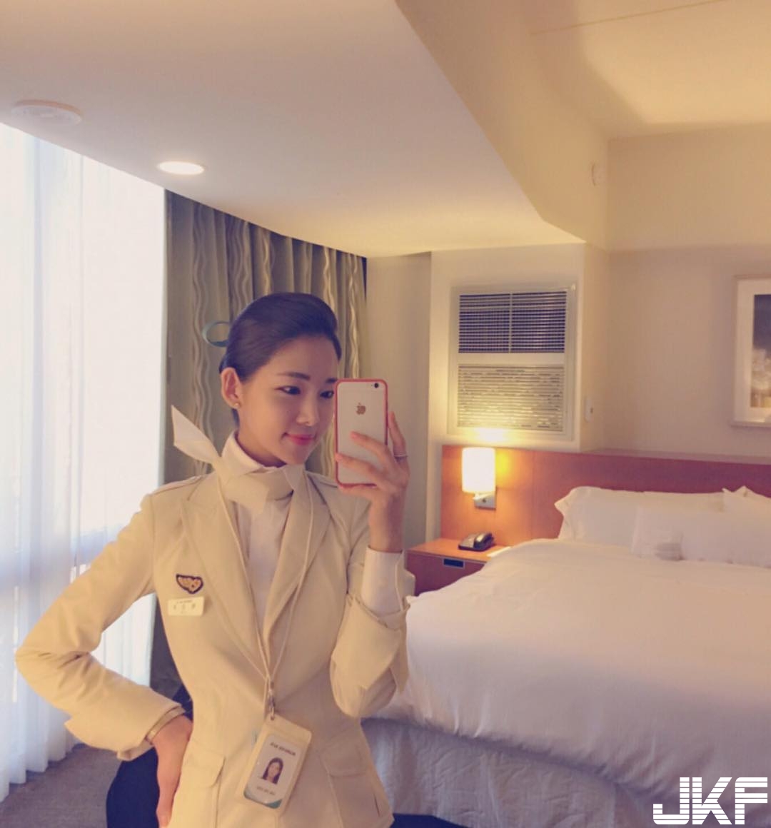 「長腿空姐」脫下制服更犯規！化身店員親手打奶泡&#8230;.讓人喝下滿口綿密好陶醉