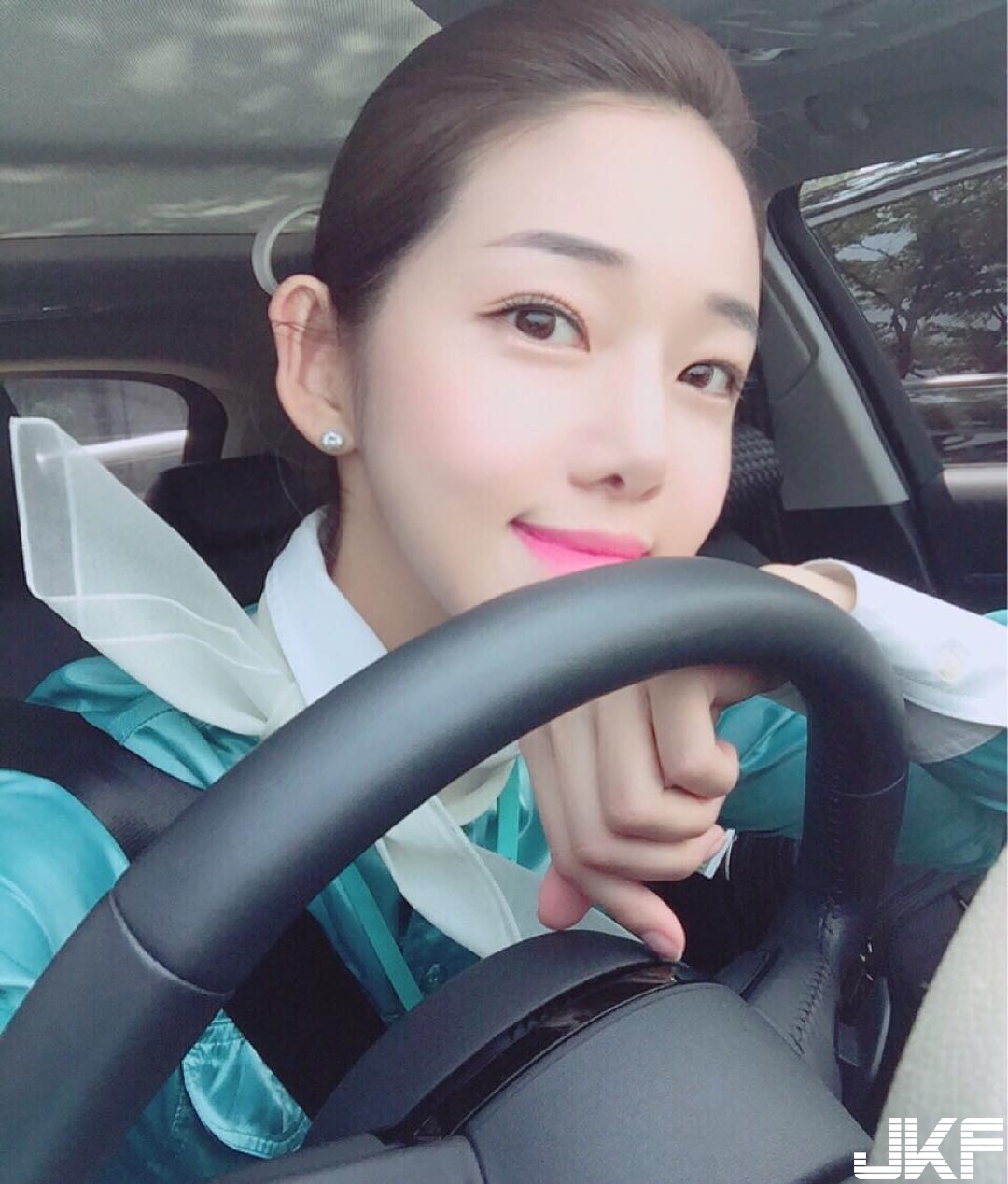 「長腿空姐」脫下制服更犯規！化身店員親手打奶泡&#8230;.讓人喝下滿口綿密好陶醉