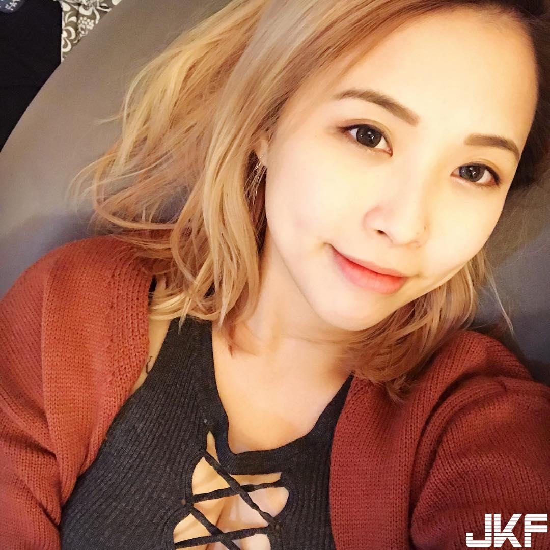 正妹細肩帶低胸低頭「露圓乳」大啖火鍋！由上而下的邪惡視角太猖狂&#8230;