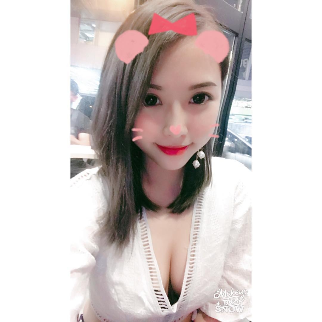 正妹細肩帶低胸低頭「露圓乳」大啖火鍋！由上而下的邪惡視角太猖狂&#8230;